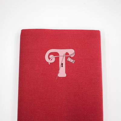 tecido vermelho com padrão letra T e elementos de costura