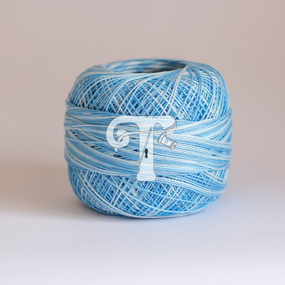 Novelo de linha azul e branca com textura trançada sobre superfície branca