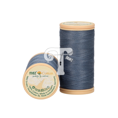 Dois carretéis de linha azul-acinzentada de algodão com rótulos de marca e material