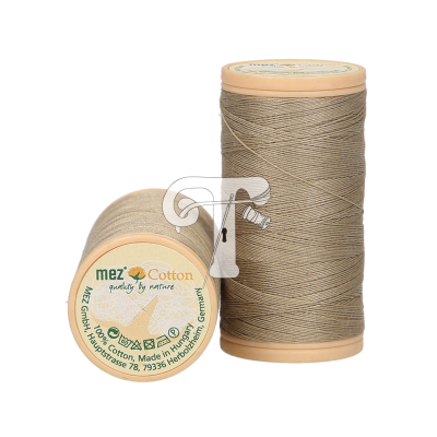 Dois carretéis de linha de algodão marrons da marca mez sobre fundo branco