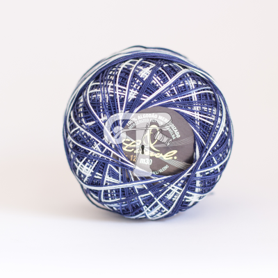 Bola de linha algodão mercerizado azul, branco e lilás com etiqueta preta e dourada