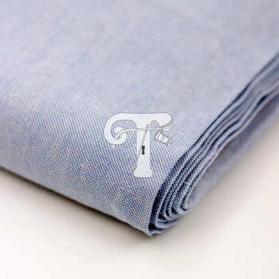 Tecido azul claro dobrado com padrão subtil