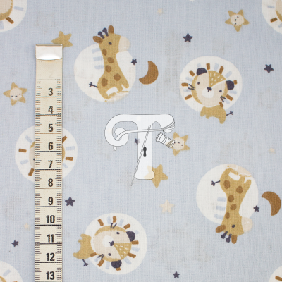 Tecido azul com desenho de girafas e leões e fita métrica