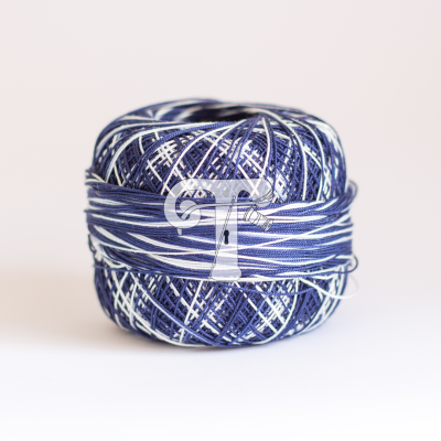 Bola de linha azul e branca com padrão listrado