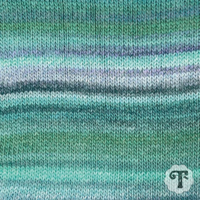Tecido de malha listrado em verde, azul, lilás e cinza com textura de malha fechada e logo GT no canto inferior direito