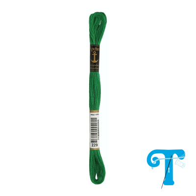 Skein de linha de bordar verde da marca Anchor com etiqueta preta e dourada