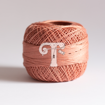 Rolo de linha cor de rosa claro em fundo branco e cinzento