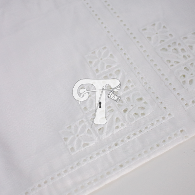Guardanapo branco com bordado recortado e monograma GT bordado
