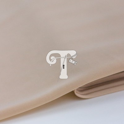 Tecido bege claro dobrado sobre uma superfície branca