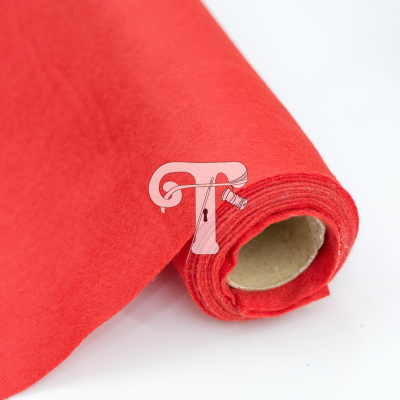 Rolo de tecido vermelho com textura suave sobre superfície branca