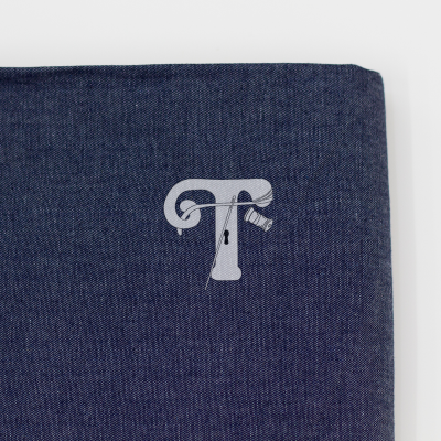 Produto em tecido azul escuro com logótipo branco 'T TRUST'