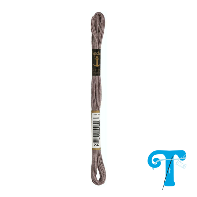 Fio de bordar castanho claro com etiqueta preta e dourada e rótulo branco com código de barras