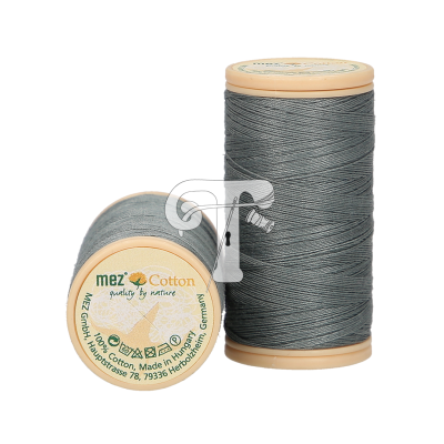 Dois carretéis de linha de algodão cinza com etiquetas redondas bege