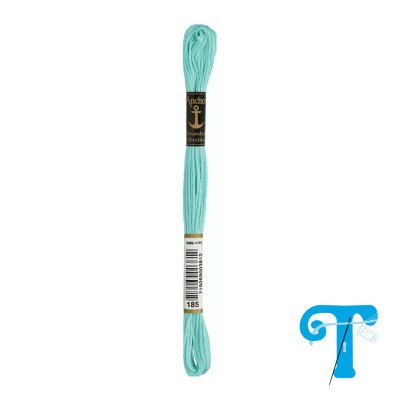 Novelo de linha de bordado Anchor azul clara com etiquetas preta e branca