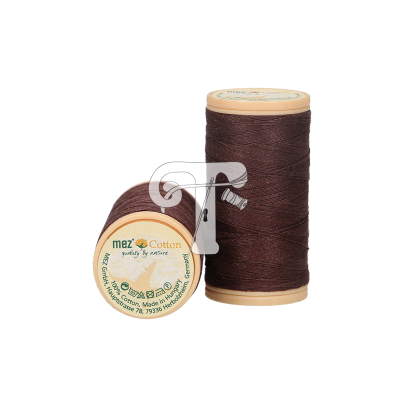 dois carretéis de linha castanha com rótulos em plástico bege