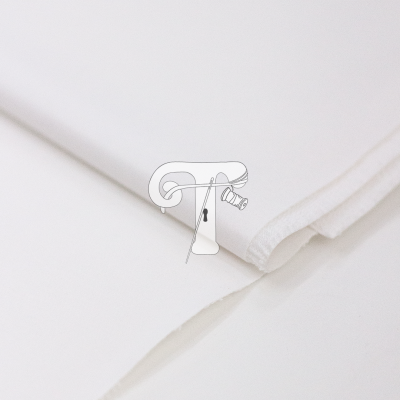 Tecido branco dobrado sobre superfície branca