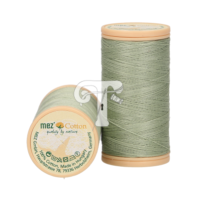 Rolos de linha de costura verde-acinzentado Mez Cotton em fundo branco