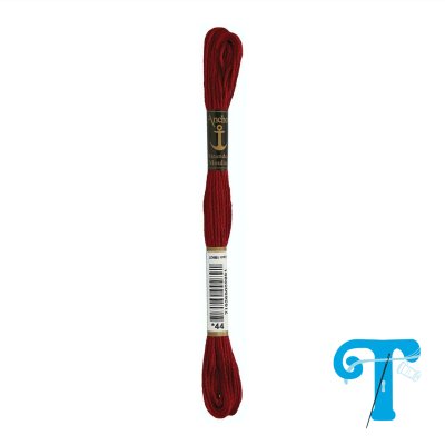 Novelo de fio de bordar vermelho com etiquetas pretas e brancas