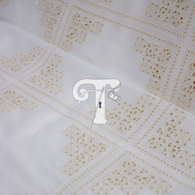 Tecido branco bordado com padrão geométrico e floral bege
