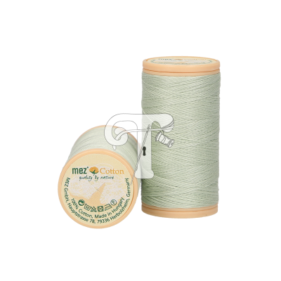 Dois carretéis de linha de algodão verdes da marca 'mez' com rótulos detalhados em fundo branco