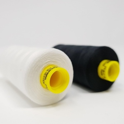 Cones de linha branca e preta em plástico amarelo