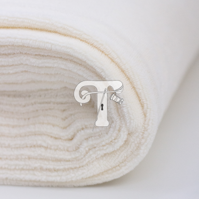 Rolo de tecido branco com textura estriada