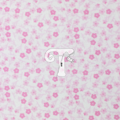 Tecido branco com padrão de pequenas flores cor-de-rosa e folhas suaves