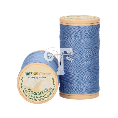 Dois carretéis de linha azul de algodão da marca mez sobre fundo branco