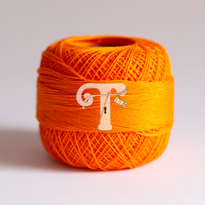 Novelo de linha de cor laranja vibrante sobre superfície branca