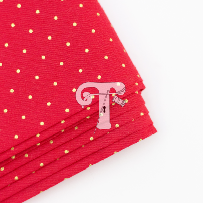 tecido vermelho com pontos dourados dobrado