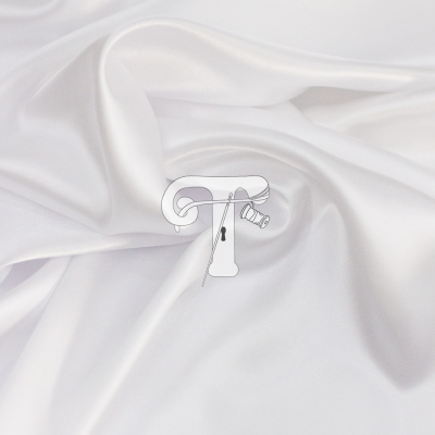 Tecido branco liso com logótipo da letra T