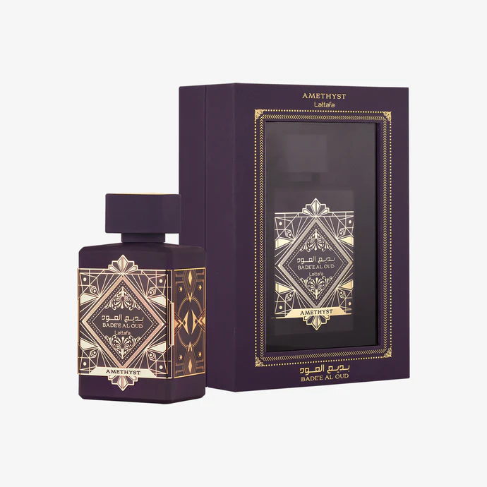 Frasco e embalagem de perfume roxo escuro com etiqueta dourada e texto