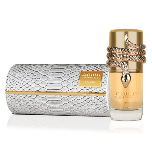 Frasco de perfume com tampa dourada e serpente decorativa ao lado de estojo branco com padrão escamado