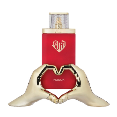 Frasco de perfume vermelho com tampa transparente e suporte dourado em forma de mãos a formar um coração