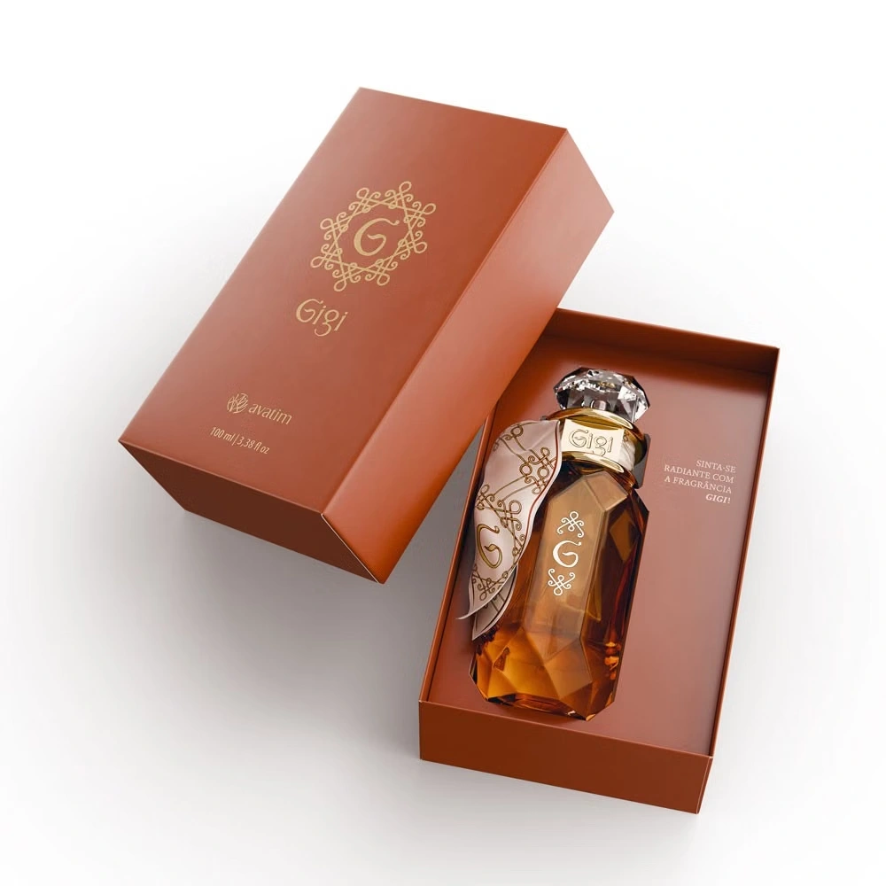 Frasco de perfume Gigi em caixa castanha aberta