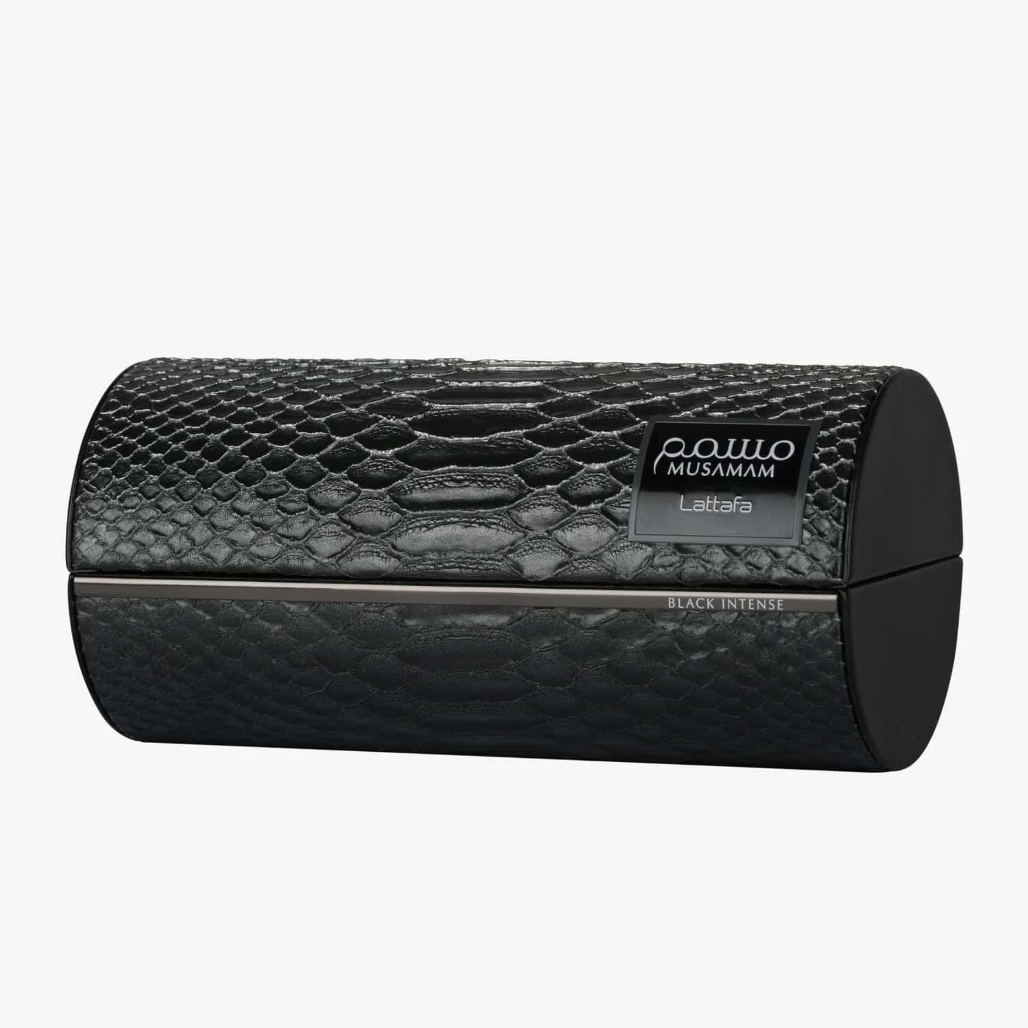 Frasco preto de perfume com textura de pele de cobra e formato cilíndrico