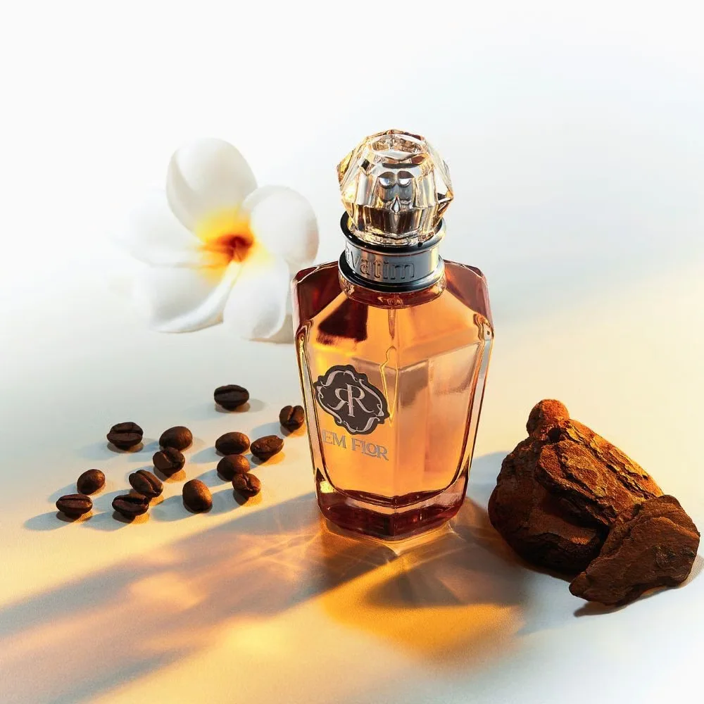 Frasco de perfume âmbar com tampa transparente, flor branca, grãos de café e madeira
