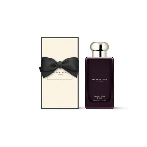 Fragrância Jo Malone London Velvet Rose & Oud com embalagem e laço preto