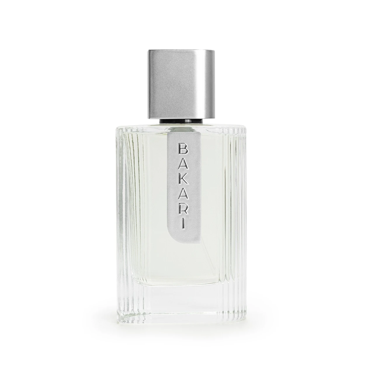 Frasco transparente de perfume com tampa prateada e etiqueta BAKARI