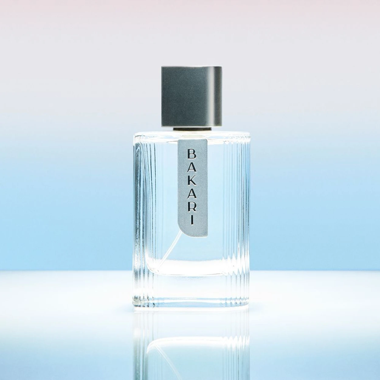 Frasco de perfume BAKARI em vidro transparente com tampa cinza escuro