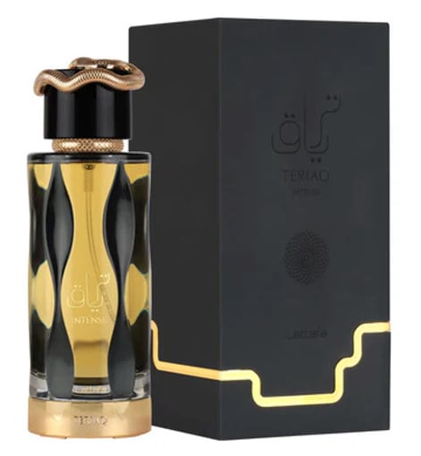 Frasco de perfume Terião Intense com tampa preta e serpente dourada ao lado de caixa preta.