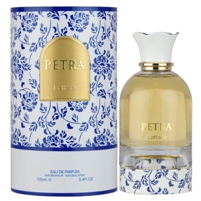Perfume PETRA L'atta com embalagem azul e branca floral
