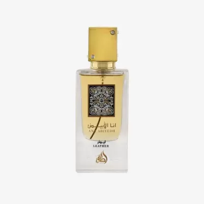Frasco de perfume transparente com líquido amarelo e tampa dourada