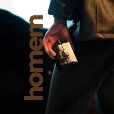 Frasco preto de perfume masculino com mão segurando, jaqueta de couro preta e palavra homem no fundo