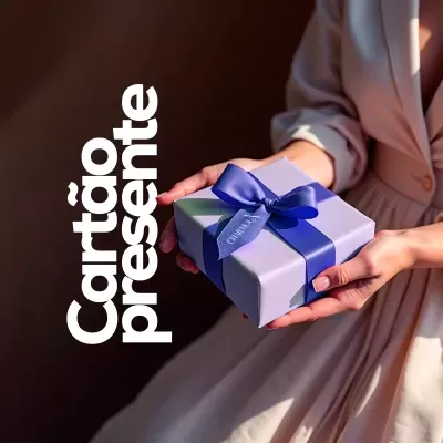 Caixa de presente lilás com fita e laço azul segurada por uma pessoa com vestido bege