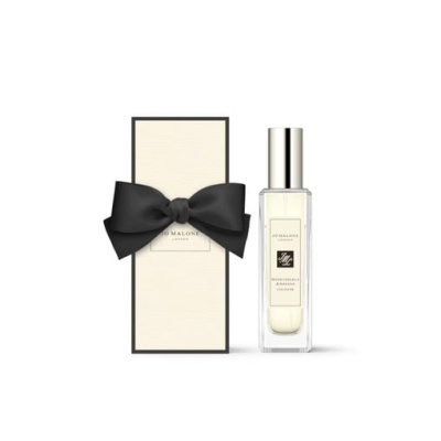 Frasco de perfume Jo Malone ao lado de caixa com laço preto