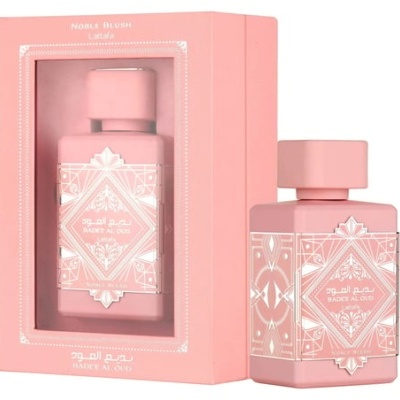 Frasco e embalagem de perfume rosa com padrão geométrico e texto em árabe e inglês