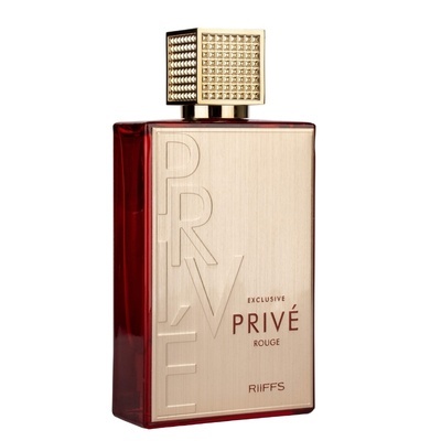 Frasco de perfume vermelho com placa dourada e texto Privé Rouge