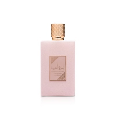 Frasco de perfume rosa claro com tampa dourada e etiqueta central