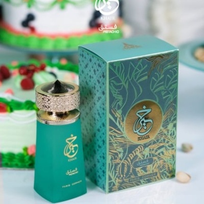 Frasco e caixa de perfume verde e dourado da marca Ejaari com texto em árabe e 
